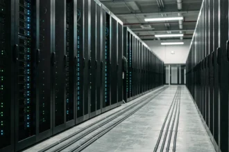 Couloir de centre de données moderne avec rangées de serveurs noirs stockant des données d'intelligence artificielle comme ChatGPT