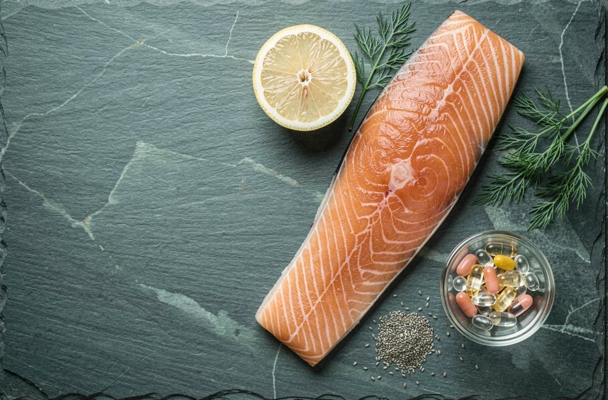 Flat-lay de saumon frais, graines de chia et capsules oméga-3 pour la santé du cerveau