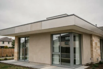 Maison moderne avec toit plat en milieu résidentiel, illustrant le coût et l'esthétique d'une toiture plate contemporaine