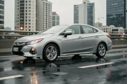 Voiture hybride rechargeable en roulant sur autoroute urbaine sous la pluie